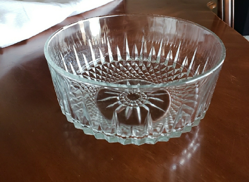 Vintage 1960s Arcoroc France Elegant Clear Glass Serving Bowl - Picture 5 of 5